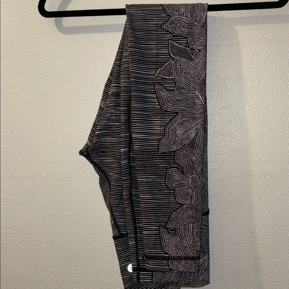 lululemon athletica Pants - lululemon athletica size 6 black and white Abstract  Leggings